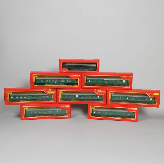 TRI-ANG HORNBY. A COLLECTION OF 00 GAUGE MODEL RAILWAY COACHES (8).