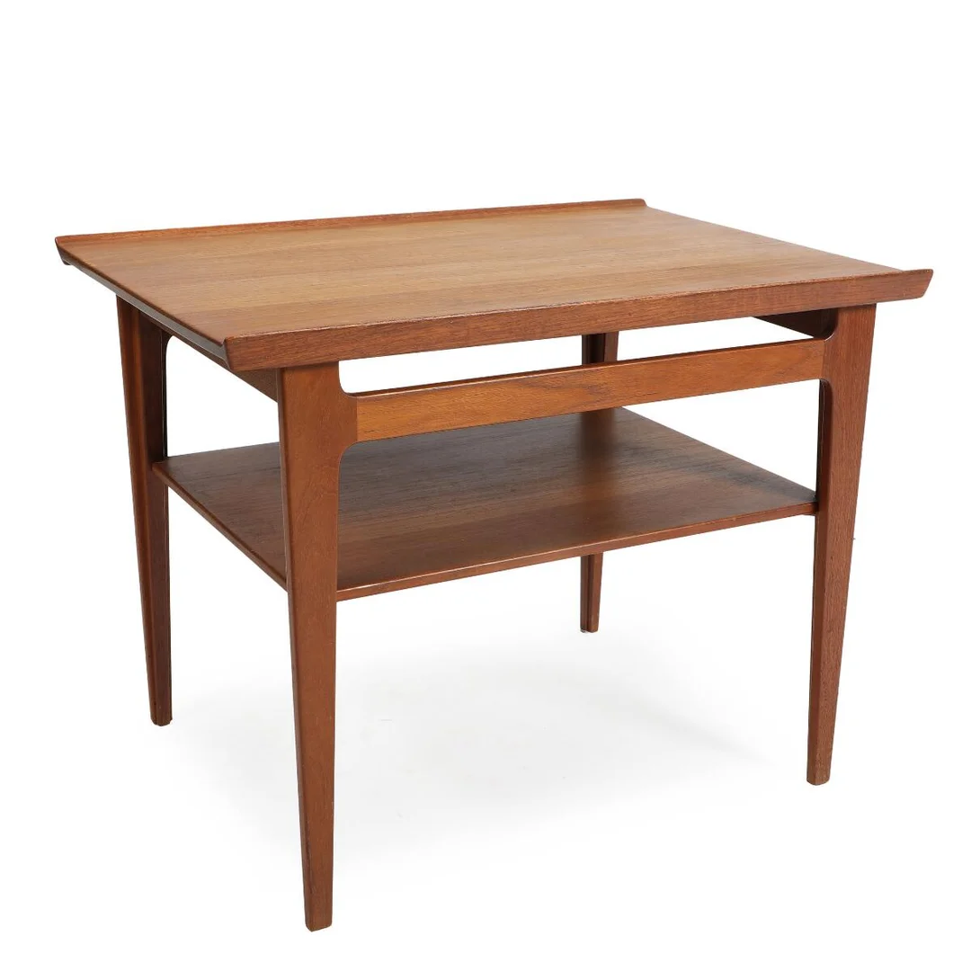 A rectangularsolid teak coffee table with raised edge and shelf. Model FD 533 (633). Manufactured and marked by France & Son. H. 54. L. 71. W. 51 cm. — Modern Furniture — Bruun Rasmussen