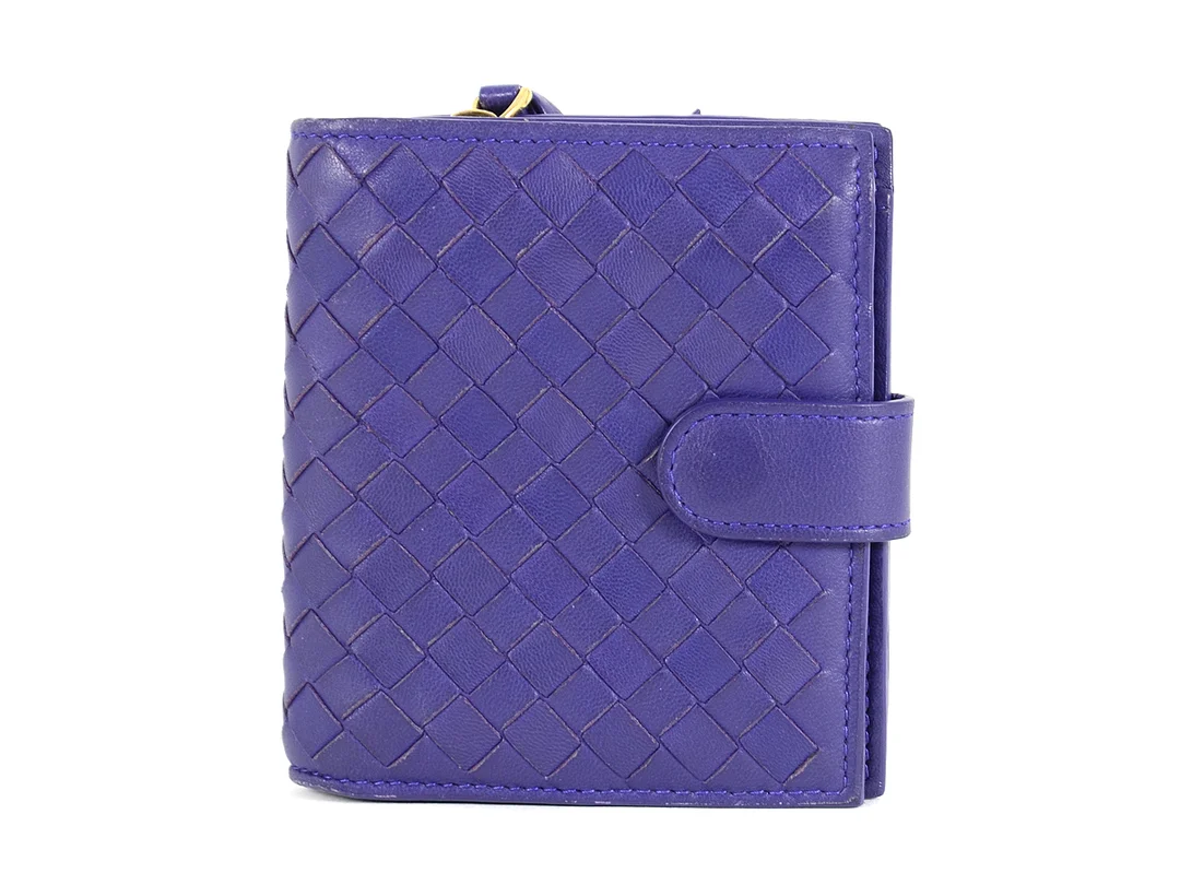 PLÅNBOK, BOTTEGA VENETA,, lila flätat läder intrecciato, 11x9 cm, mynt, sedel, 6 st konokortsfack, dustbag. — Accessoarer/Plånböcker — Kaplans