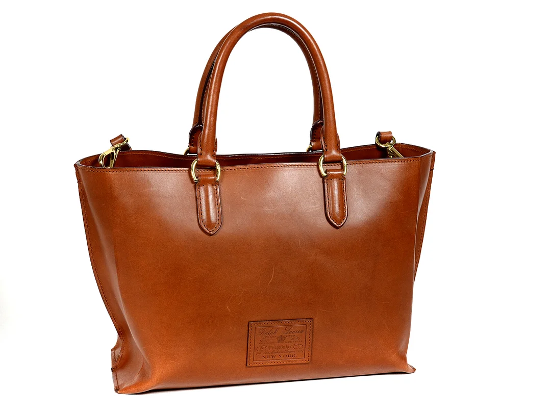 VÄSKA, RALPH LAUREN, brunt läder med gulmetalldetaljer, 35x26x14 cm,avtagbar axelrem, dustbag. — Accessoarer/Väskor — Kaplans