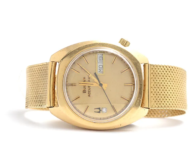 Herrur, Bulova Accuquartz 18K repigt plastglas serienummer: J240750, armband i 18K ca 20cm bruttovikt 88g