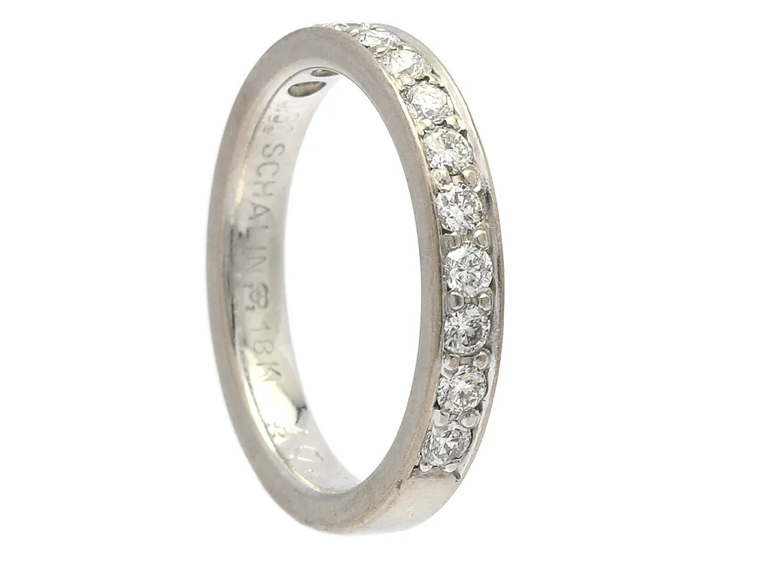 SCHALINS, alliansring, 18K vitguld, 12 briljantslipade diamanter ca 0,36 ctv, ca TW/VS, stl 16 mm, vikt 3,9 g, gravyr. — Smycken/Alliansring — Kaplans