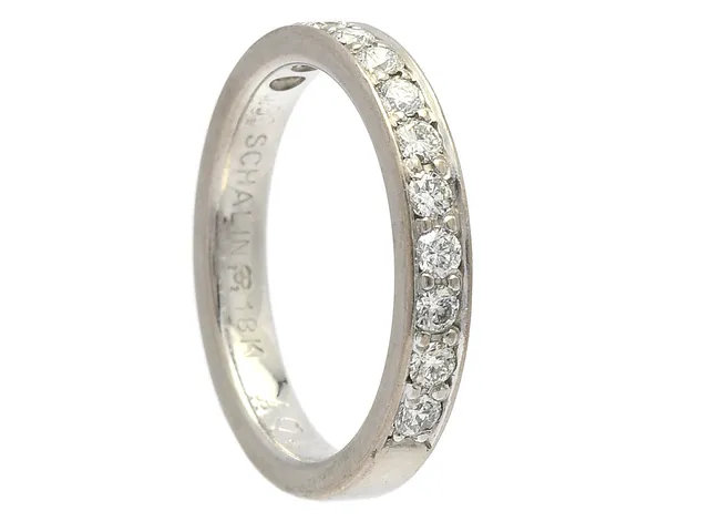 SCHALINS, alliansring, 18K vitguld, 12 briljantslipade diamanter ca 0,36 ctv, ca TW/VS, stl 16 mm, vikt 3,9 g, gravyr.