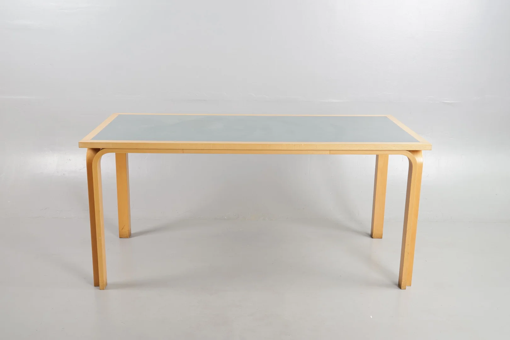 RUD THYGESEN & JOHNNY SØRENSEN. Spisebord / arbejdsbord af bøg, plade med ilagt linoleum, Magnus Olesen. — Dining tables — Woxholt Auktioner