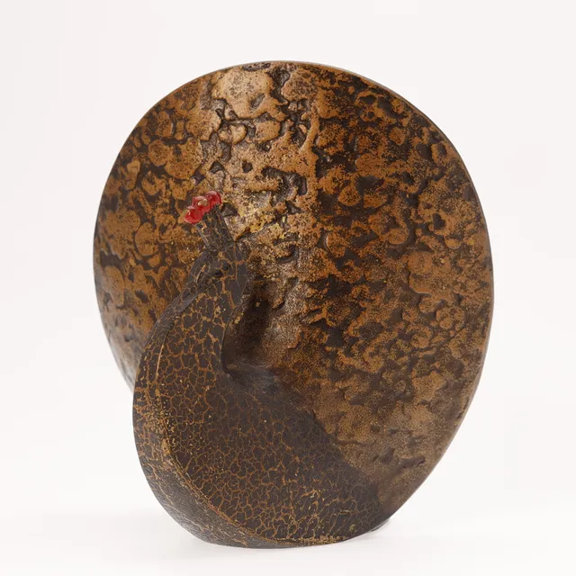 SAEGUSA SOTARO. En vintage japansk støbejernsfigur forestillende en påfugl, Japan, 1960-80'erne.