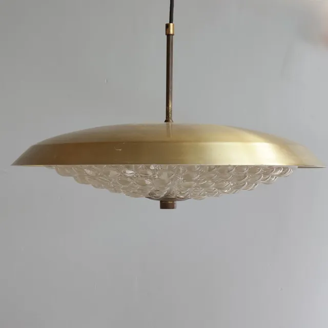 CARL FAGERLUND. Loftlampe af messing og glas. Udført hos Orrefors. Sverige, 1960-70'erne.
