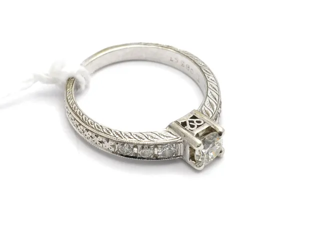Ring Silver 2,9g med dia 1xca0,35ct och 6 mindre diamanter Ø16