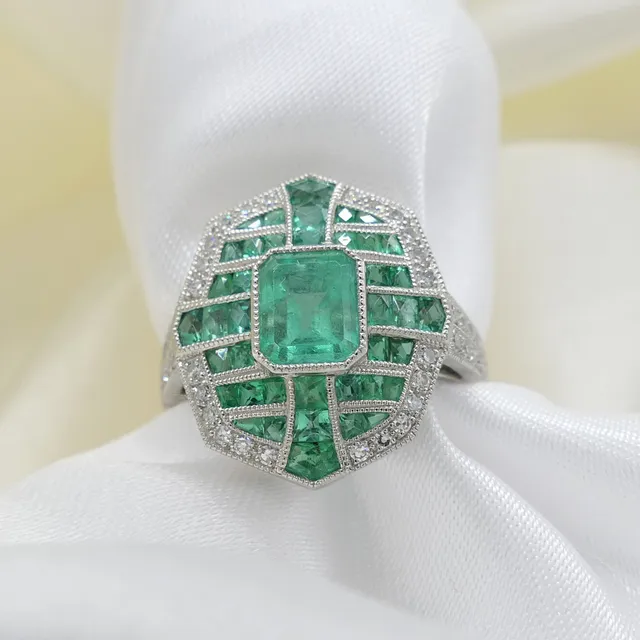 EMERALD & DIAMOND ring, platinum.