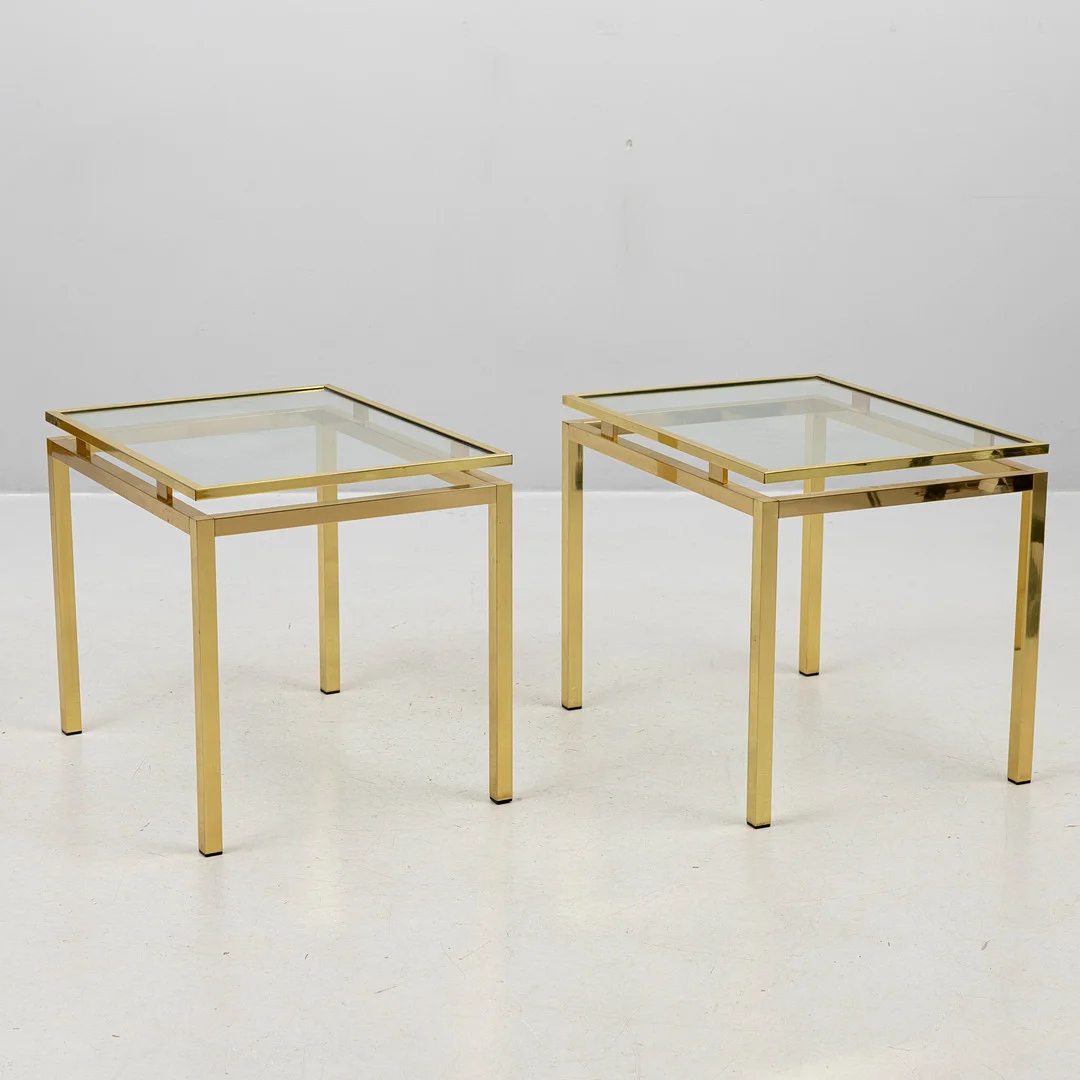LAMPBORD, ett par gulmetall och glas, 1970/80-tal. — Tables — Auktionshuset Kolonn