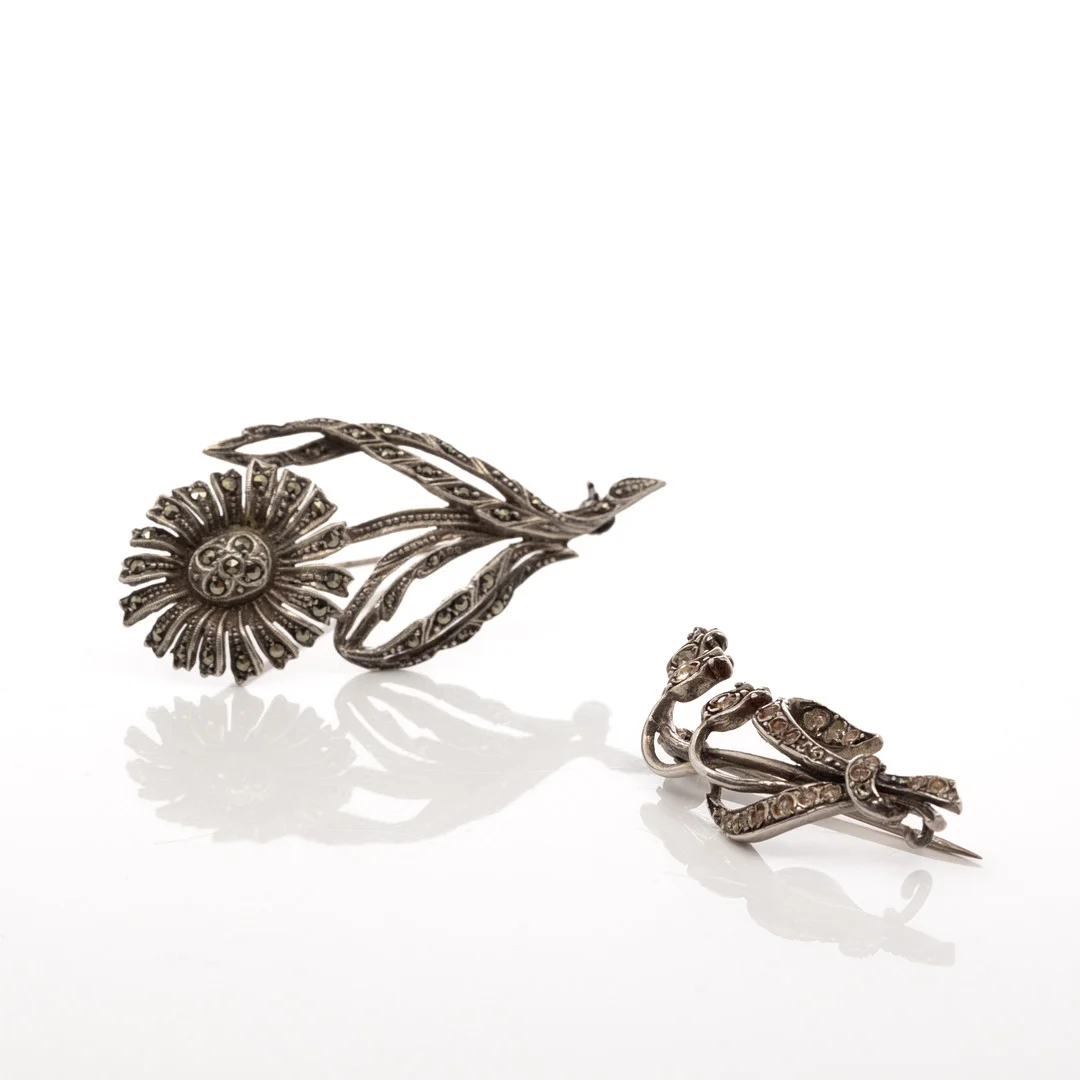 BROSCHER, 2 st, Silver, Vita stenar, Markasiter. — Brooches & Pendants — Garpenhus Auktioner