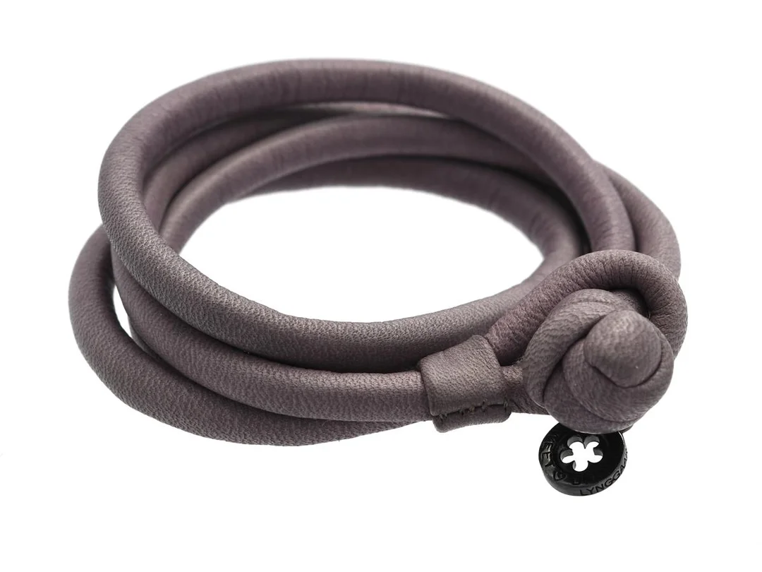 OLE LYNGGAARD, armband, läder, ljuslila, längd 36 cm. — Smycken/Armband — Kaplans
