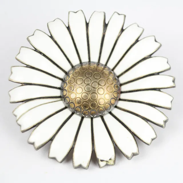 GEORG JENSEN. BROSCH "Daisy" silver med emalj.
