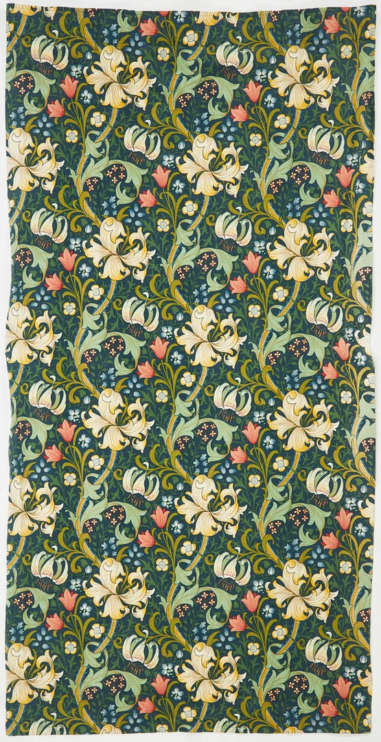 WILLIAM MORRIS. Draperi, textil "Golden Lilly", uppsydd med veckband. — Textiles — Stockholms Auktionsverk Sickla