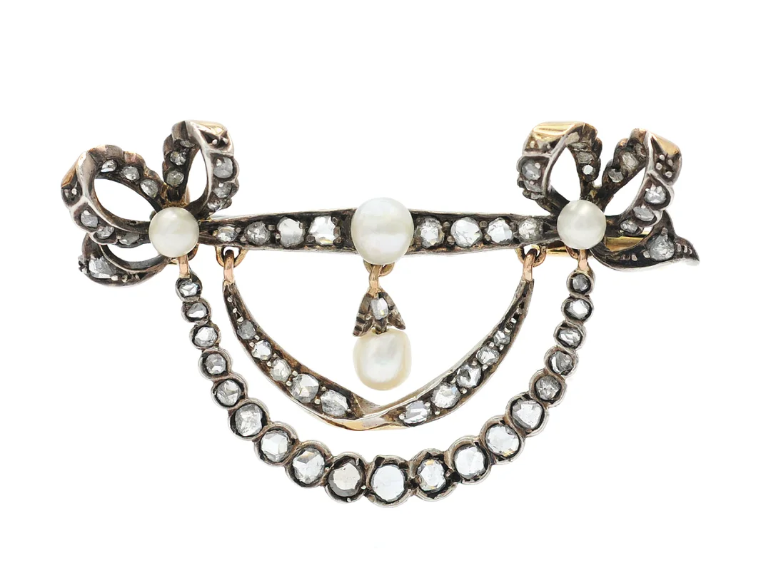 BROSCH, silver, förgylld baksida, pärlor och rosenslipade diamanter, svensk importstämpel, 4,5 x 2,7 cm, etui. — Smycken/Brosch — Kaplans