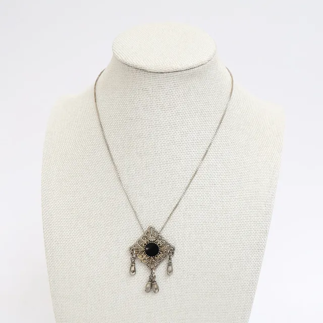 HALSBAND MED HÄNGE, halsband av silver, behängd med dekorer.