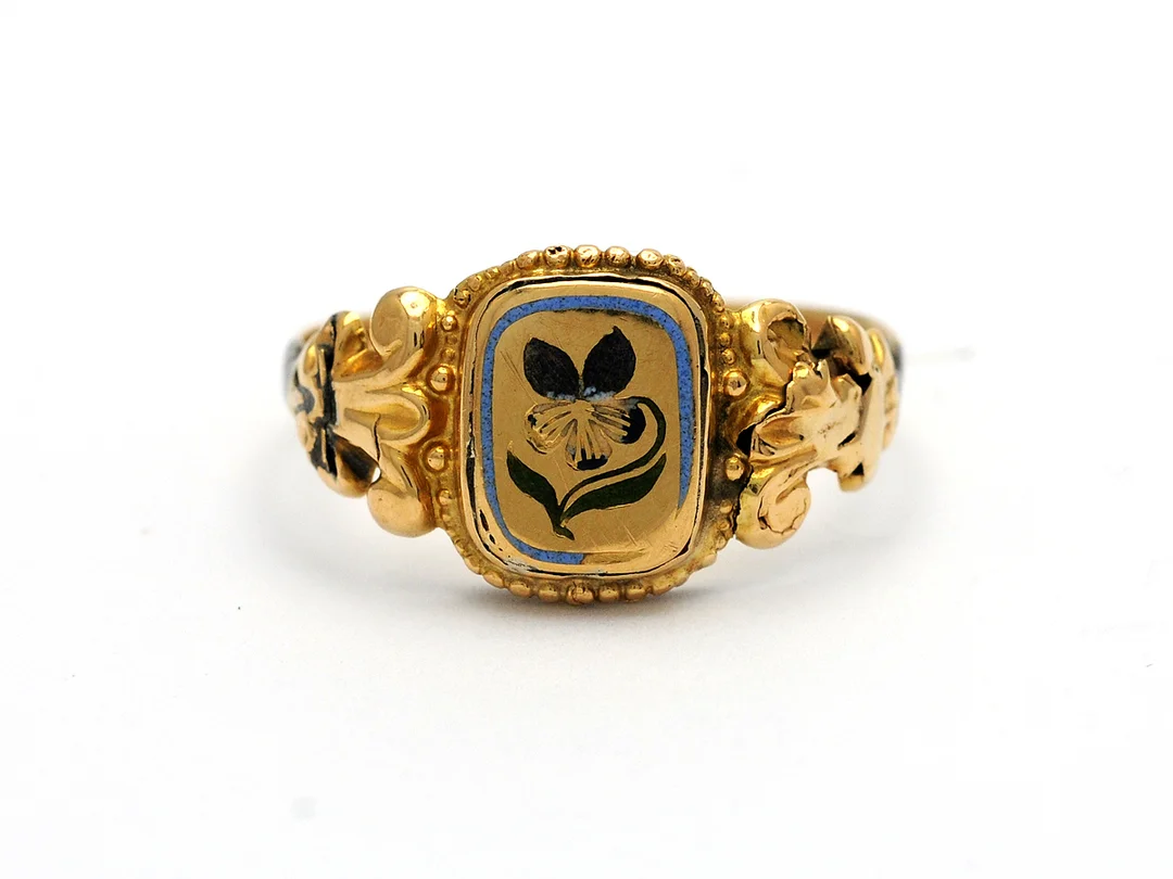 GIFTRING, 18K guld, emalj, blommotiv, giftgömma, antik, stl 20 mm, Sverige 1846, vikt 3,1 g, skador, tennlagning, emaljskador. — Smycken/Ring — Kaplans