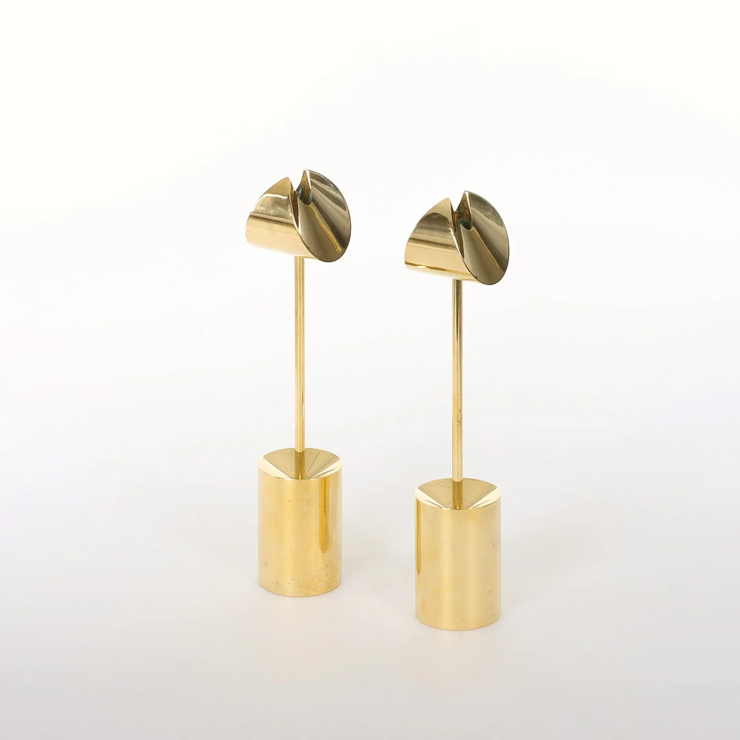 PIERRE FORSSELL. 1925-2004, Ljusstakar, ett par, "Aniara", mässing, Skultuna. — Candlesticks — Auktionsverket Engelholm