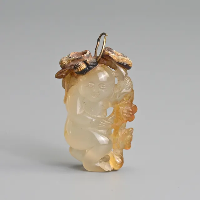 A FINE CHINESE CARVED AGATE 'BOY' PENDANT, 18/19TH CENTURY.