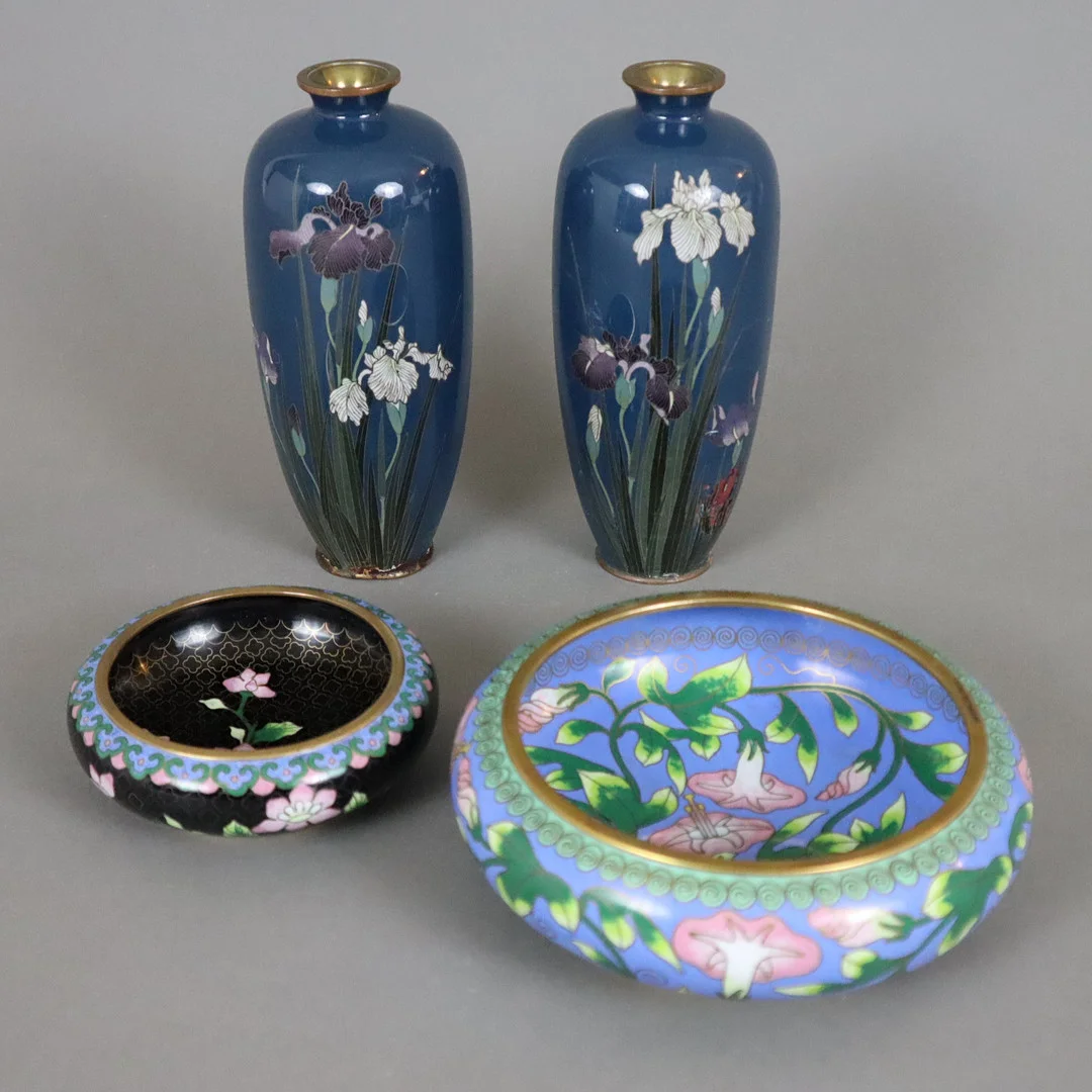 - KONVOLUT CLOISONNÉ WARE - Metall/Emaildekor, 4 Teile. — Asiatica — Auktionshaus Blank