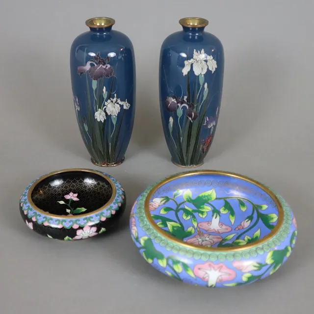 - KONVOLUT CLOISONNÉ WARE - Metall/Emaildekor, 4 Teile.