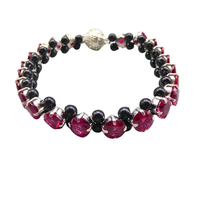 ARMBAND MIT SYNTHETISCHEN STEINEN UND MAGNETVERSCHLUSS.