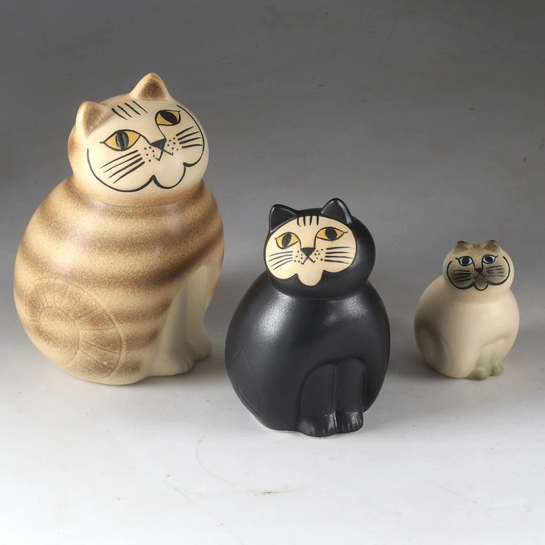 LISA LARSON. Figuriner, 3 st, stengods, "Mia mini", "Mia Mellan och "Mia midi" och , K-studion, signerade, Gustavsberg. — European — Stadsauktion Sundsvall