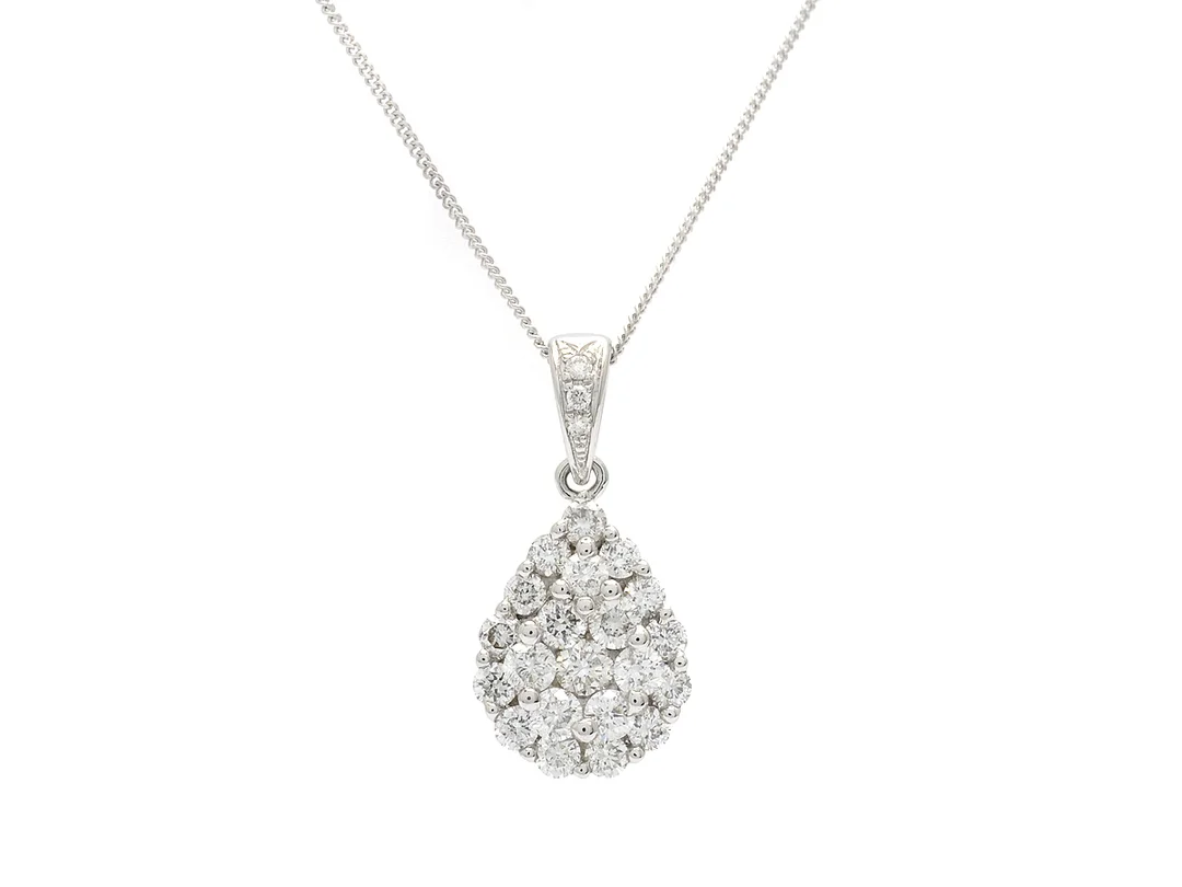 HÄNGE/KEDJA, 18K vitguld, 24 briljantslipade diamanter ca 0,75 ctv, ca TW-CR/SI-P, längd 2 cm, kedjans längd 42 cm, England, vikt totalt 2,7 g, en diamant har en skada i rondisten. — Smycken/Hänge med kedja — Kaplans