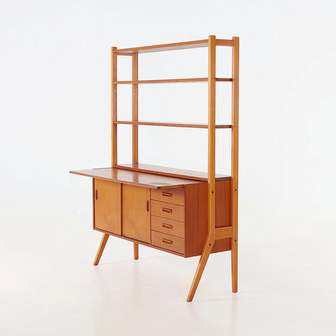 BOKHYLLA MED UTDRAGSSKIVA, teak, 1950/60-tal. — Cupboards, Cabinets & Shelves — Auktionsverket Engelholm