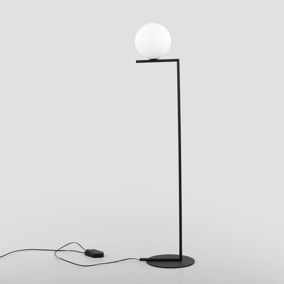 MICHAEL ANASTASSIADES. Golvlampa, "F1", ur serien IC Lights för Flos. — Floor lights — Göteborgs Auktionsverk