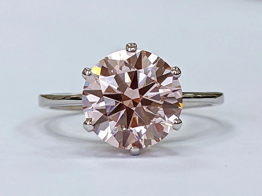 Ring in 18 kt. white gold with fancy intense pink colored lab-grown brilliant cut diamond of 2.50 ct. — Jewellery/Rings — Lauritz