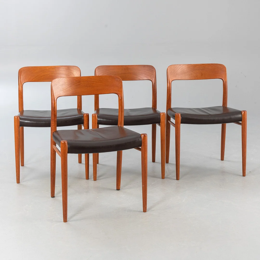NIELS OTTO MØLLER, 4 Stühle für JL Møllers, Teak, Leder. — Armchairs & Chairs — Stockholms Auktionsverk Hamburg