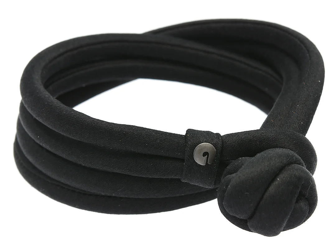 OLE LYNGGAARD, armband, siden, svart, längd 36 cm, dustbag, originaletui. — Smycken/Armband — Kaplans