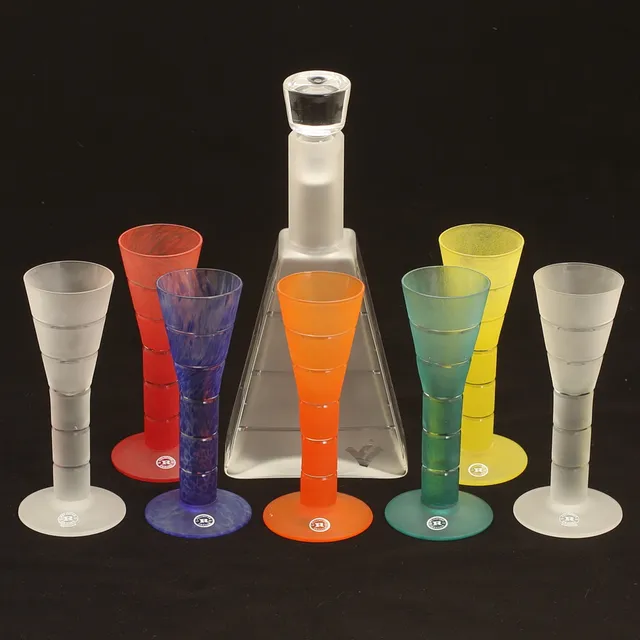 MARGARETA HENNIX. Snapsglas, 7 stycken. Karaff. Reijmyre.