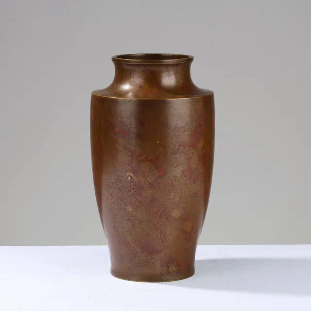 JAPANSK BRONZE: Stor og signeret bronzevase med flerfarvet patinering i primært gyldne og rødbrune nuancer, stemplet med kunstnerens segl, Japan, 20. århundrede.