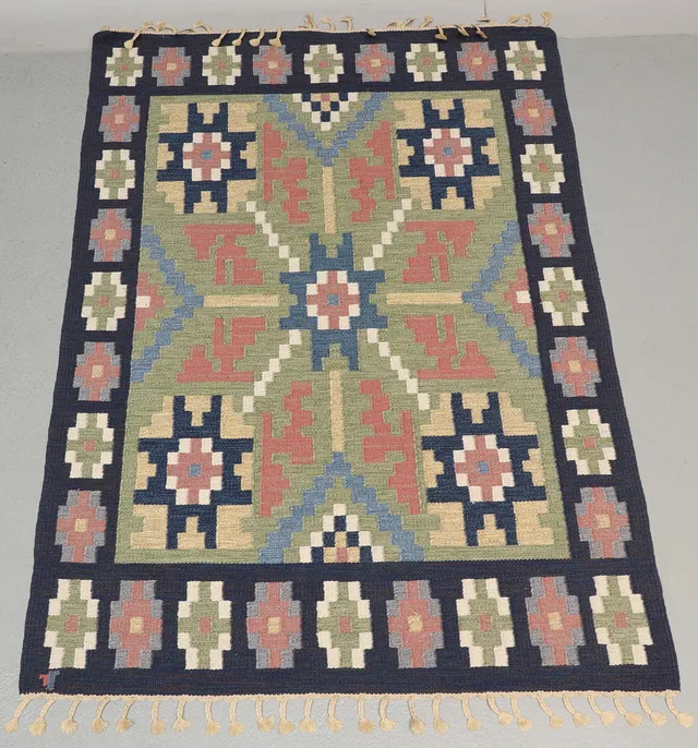 ERIK LUNDBERG. Matta, rölakan, "Wemmenhög", Vävaregården, Eringsboda, ca 240x166 cm.