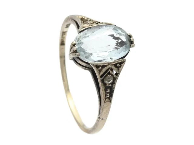 RING, 18K vitguld, ovalslipad akvamarin, rosenslipade diamanter, stl 15,75 mm, vikt 1,9 g, stenar med nagg och skador.