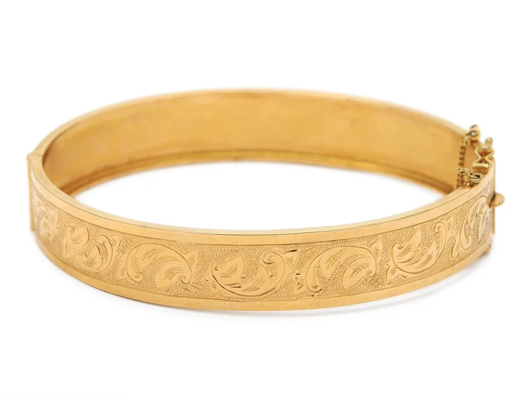 ARMRING, 18K guld, graverad dekor, Ceson Göteborg 1969, 7x5,5 cm, vikt 16,3 g, säkerhetskedja. — Smycken/Armring — Kaplans