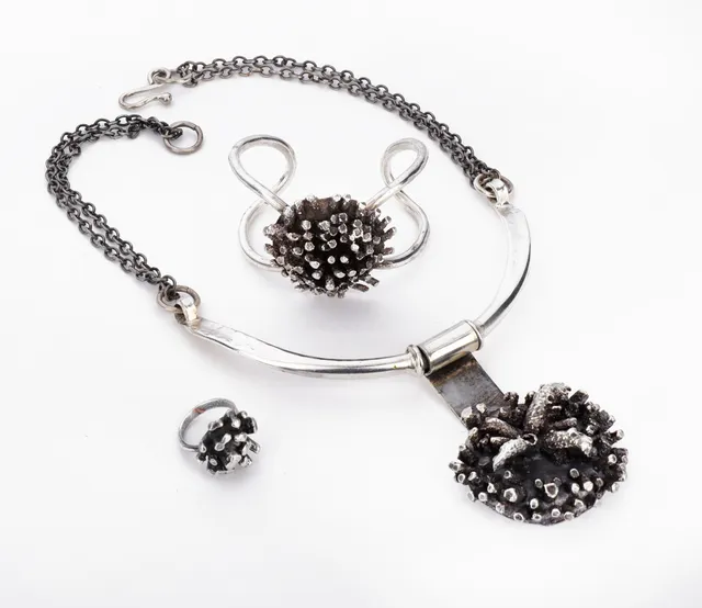 Jacob Hull. Rustic silver-plated metal jewelry set (3)