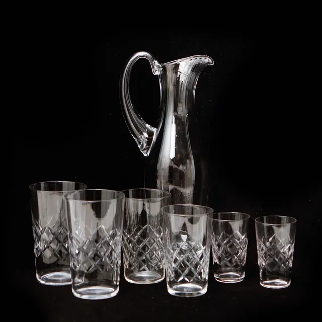 GLASSERVIS, 21 delar, slipat glas, samt Orrefors kanna, 1900-tal.