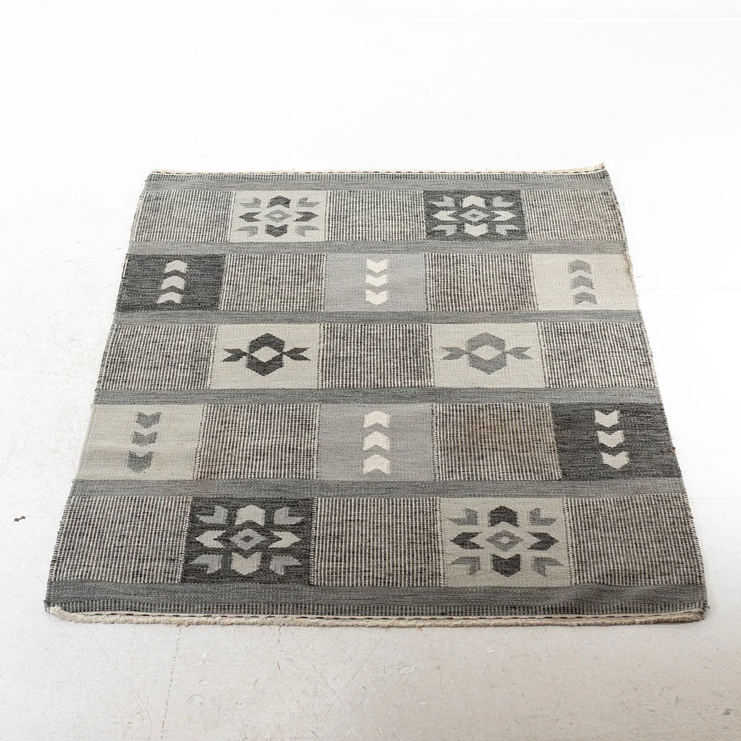 MATTA, rölakan ca 205 x 138 cm. — European Carpets & Textiles — Handelslagret Auktionsservice