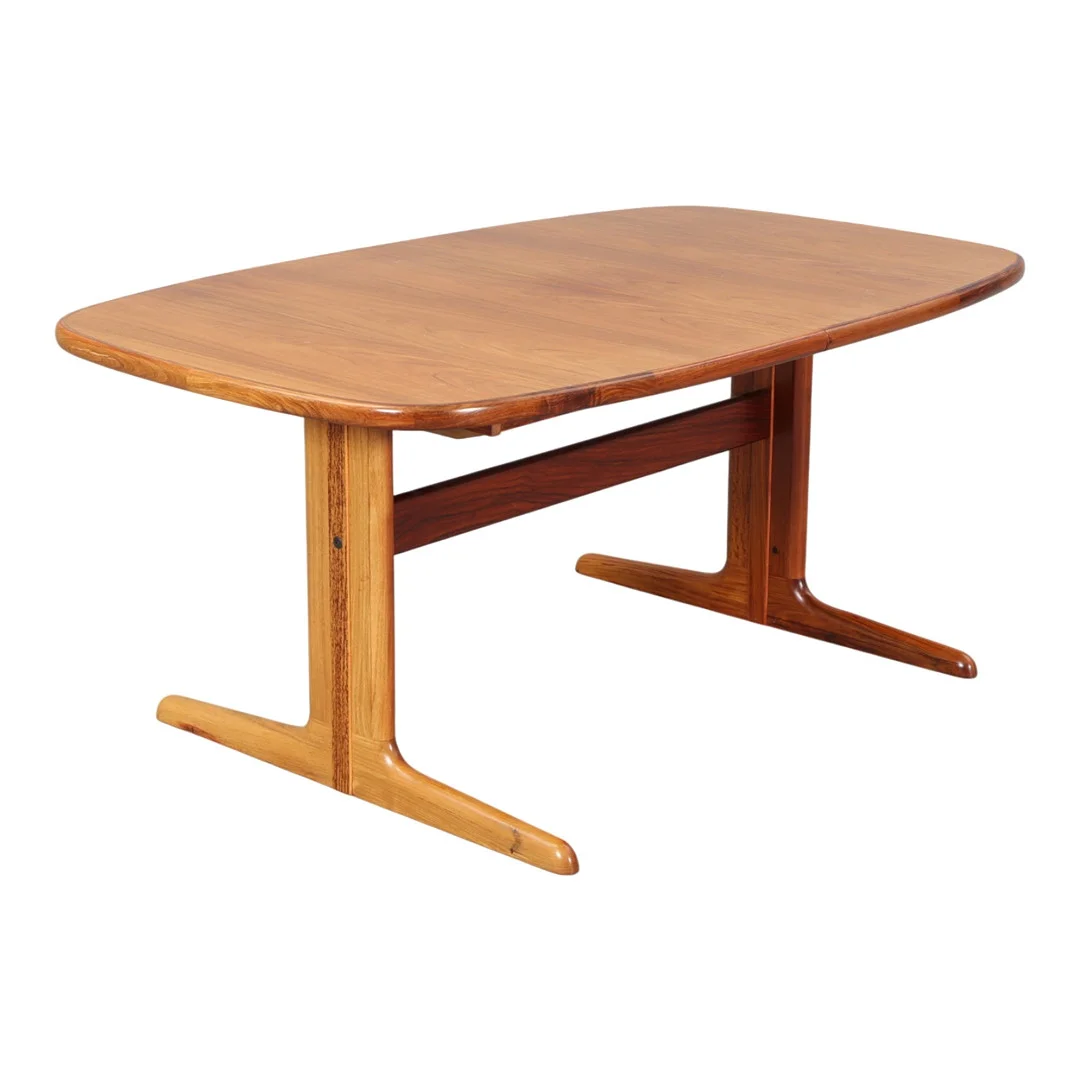 SKOVBY MØBELFABRIK. Ovalt spisebord af palisander med udtræk, model SM74M, 1970'erne (3). — Dining tables — Bidstrup Auktioner
