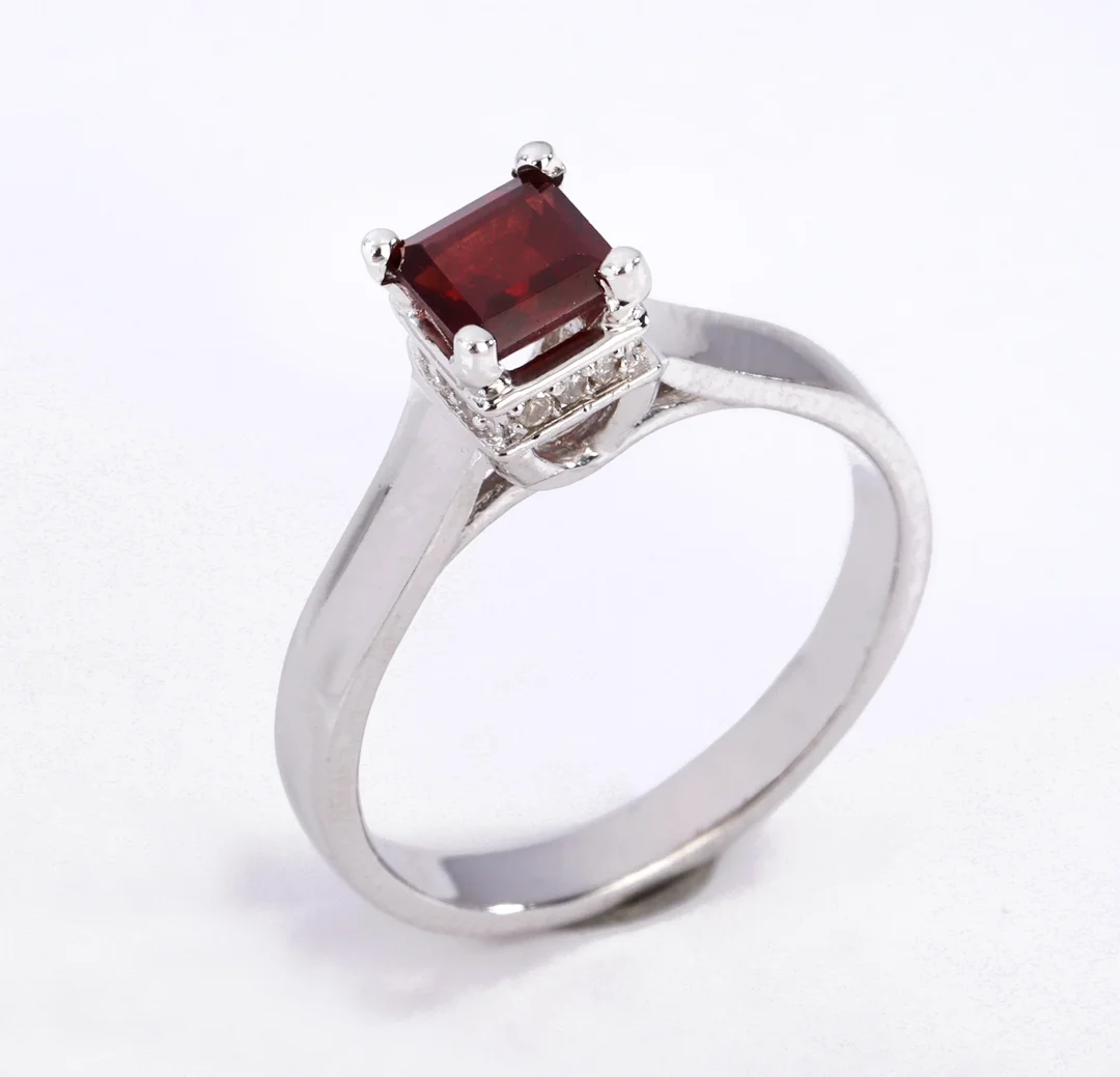 Garnet and diamond ring in 18 kt. white gold — Jewellery/Rings — Lauritz