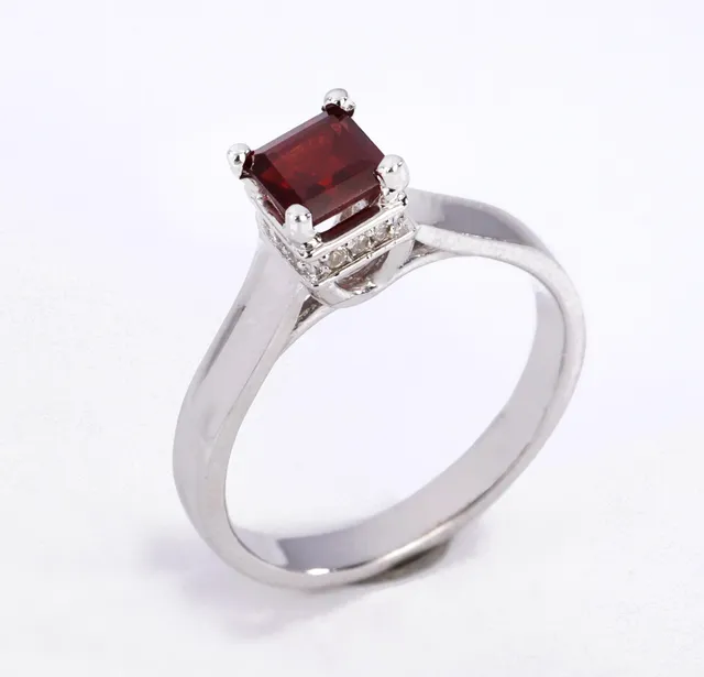 Garnet and diamond ring in 18 kt. white gold