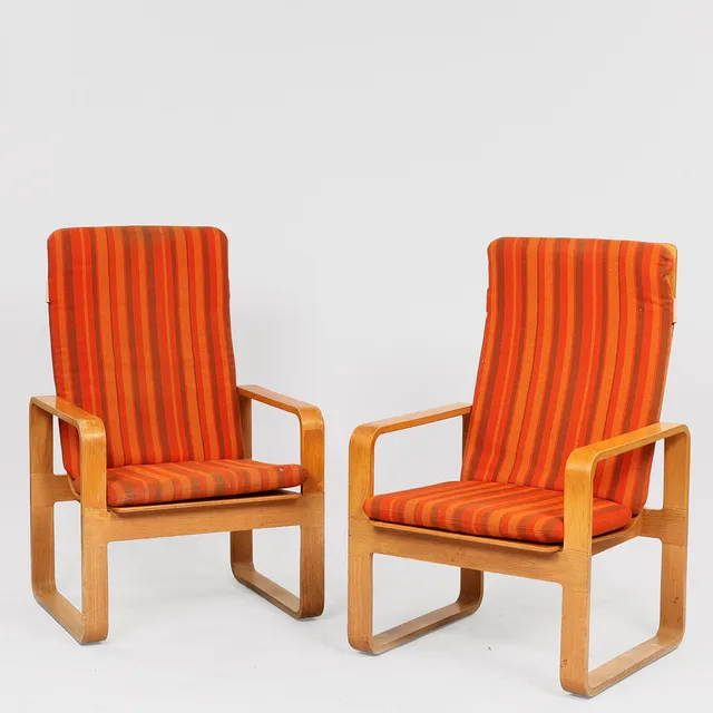 MAGNUS OLESEN. Par loungestole af formbøjet eg. 1960-70'erne, Danmark. (2).