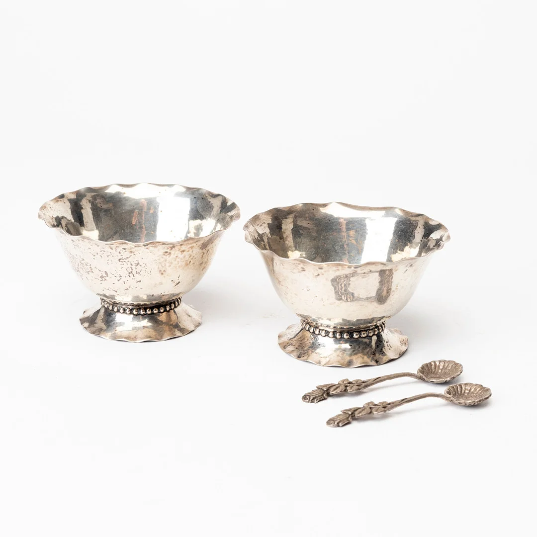 SALTKAR samt SKEDAR, 4 delar, silver, bl.a C.G Hallberg, 1946. — Silver — Auktionshuset Kolonn