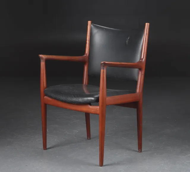 Hans J. Wegner for Johannes Hansen Armstol af massiv teaktræ model 513