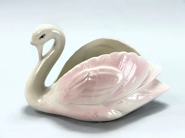 YTTERFODER i form av en svan, vit/rosa glaserad porslin.