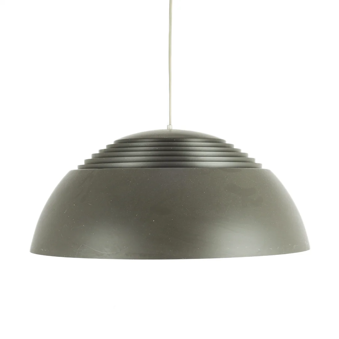 Arne Jacobsen (1902-1971) for Louis Poulsen. AJ Royal pendant lamp with shades of grey-brown lacquered aluminum. — Lamps and lighting/Pendant lights — Lauritz