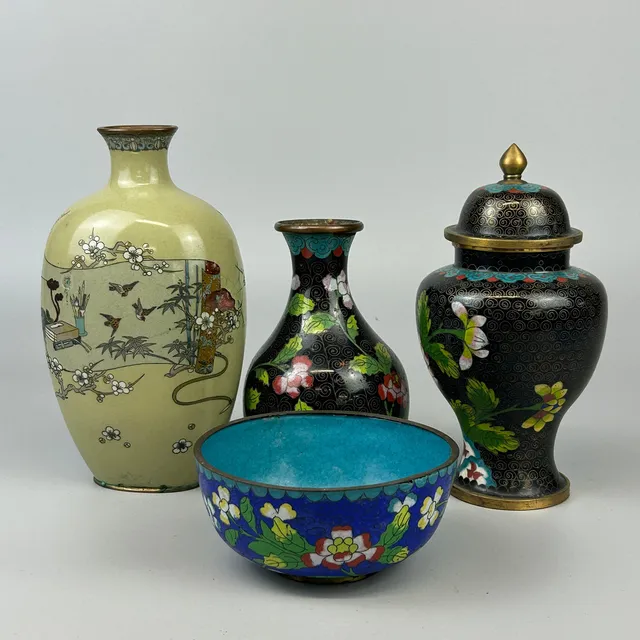 FOUR CLOISONNE ITEMS.