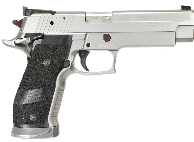 PISTOL, fabrikat Sig-Sauer, modell P226S X-Five, kaliber 9x19, tillv.nr U698443, se-nr SE2176312.